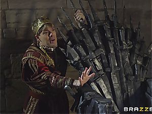 Daenerys Targaryen gets fucked by Jon Snow on the iron Throne